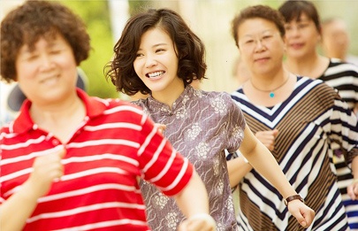 《拆弹专家2》蝉联亚 今晚18:21CCTV6播出《毛驴县令之打虎上山》 2016-08-21 《毛驴县令》主要讲述了伍十成(潘长江饰)因无意冒犯了皇上而被贬到清河县任职，而清河县一年换了三个县令，臭名在外，皇上特准他可以三年不纳税，并将会武功的麻翠姑(恬妞饰)钦赐给他做夫人，由此上演了一段啼 粉丝送礼又出奇招 江疏影机场被送西兰花藏不住笑 2018-04-02 江疏影机场被粉丝送西兰花。